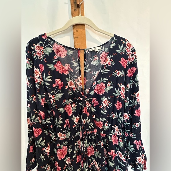 American Eagle navy blue floral romper. - Picture 3 of 12